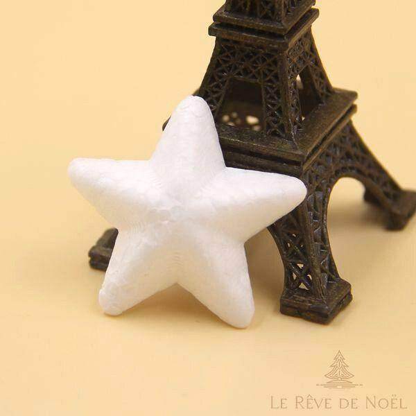 Étoile blanche en polystyrène nue de 4,8 cm, posée près d'une figurine de tour Eiffel