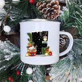 Mug lettre F posé parmi des branches de sapin enneigées, motif cupcake et guirlande dorée
