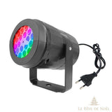 Gros plan sur la lentille du projecteur, LED multicolores et cordon avec prise électrique