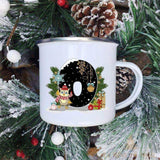 Mug émaillé blanc à lettre O noire ornée d'une chouette à bonnet rouge et écharpe rayée à côté