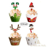 Quatre cupcakes à glaçage rose avec collerettes lutin, renne et bonhomme de neige