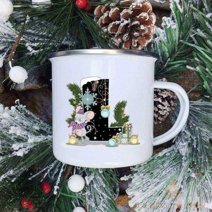 Mug émaillé blanc à lettre L noire décorée d'une souris à bonnet et écharpe, fond de sapin étoilé