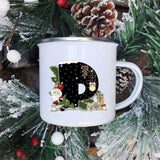 Mug émaillé blanc à lettre P noire décorée d'un Père Noël et de cadeaux à pois, branches de sapin givrées