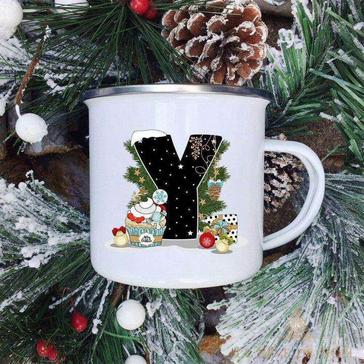 Mug émaillé blanc à lettre Y noire ornée d'un cupcake glacé décoré, sur branches de sapin givrées