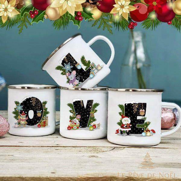 Quatre mugs en émail blanc à bord argenté formant les lettres L, O, V, E, motifs de Noël
