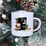 Mug émaillé blanc à lettre E noire décorée d'un Père Noël et de deux oiseaux rouges, branches de sapin