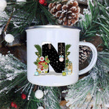 Mug lettre N décoré d'un cupcake glacé, de houx et de cadeaux emballés à pois turquoise
