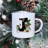 Mug lettre J avec un renne miniature à écharpe et un flocon de neige, entouré de branches de sapin