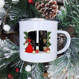 Mug lettre H avec un personnage en costume rouge du Père Noël et un petit cadeau doré
