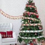 Sapin de Noël décoré de rubans à motif camionnette, salon avec fauteuil à carreaux