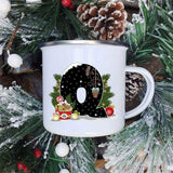 Mug lettre Q décoré d'un cupcake, d'une sucette torsadée et d'une pomme de pin suspendue