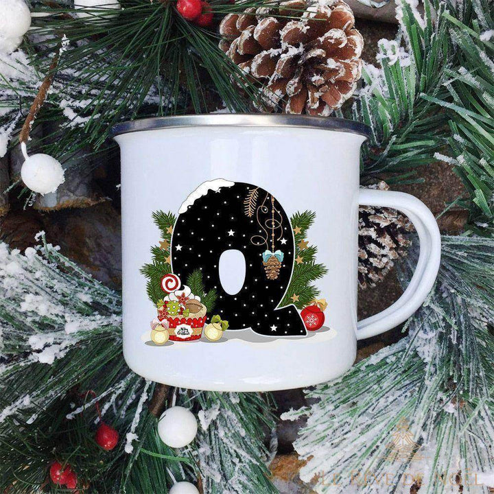Mug lettre Q décoré d'un cupcake, d'une sucette torsadée et d'une pomme de pin suspendue