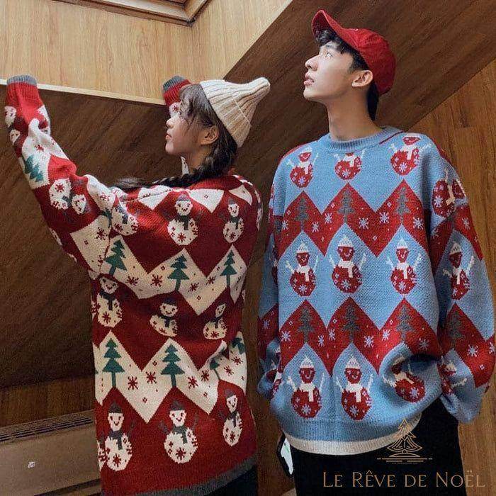 Pull de Noël couple assorti porté par deux personnes, motif bonhommes de neige rouge et bleu inversé