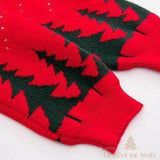 Gros plan sur les manches du pull, motif sapins tricoté rouge et vert, poignets côtelés