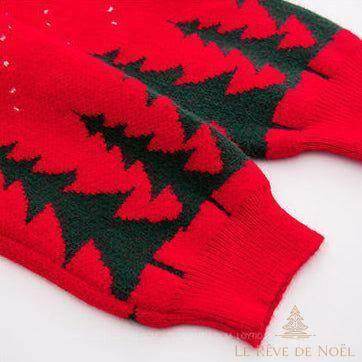 Gros plan sur les manches du pull, motif sapins tricoté rouge et vert, poignets côtelés