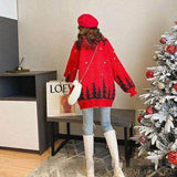 Vue de dos du pull rouge : sapins tricotés sur l'ourlet, porté avec un béret rouge et des bottes blanches