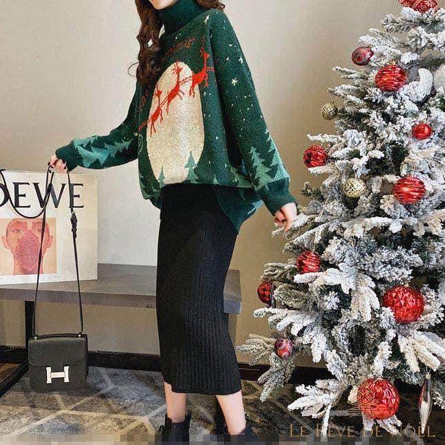Pull de Noël vert sapin à col roulé, motif rennes tricoté, porté avec une jupe longue noire