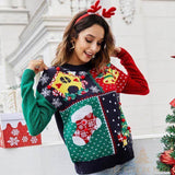 Pull moche de Noël porté avec un serre-tête à bois de renne, motif chaussette visible au centre
