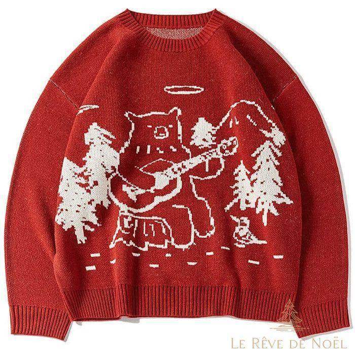 Pull de Noël rouge, dessin blanc d'un ours auréolé jouant de la guitare entre des sapins