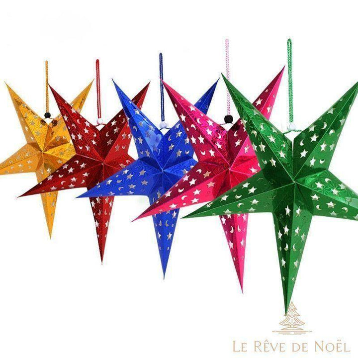 Six étoiles de Noël en papier de couleurs différentes suspendues côte à côte, vue d'ensemble