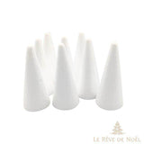 Sept cônes blancs en polystyrène nu, de même taille, debout sur fond blanc