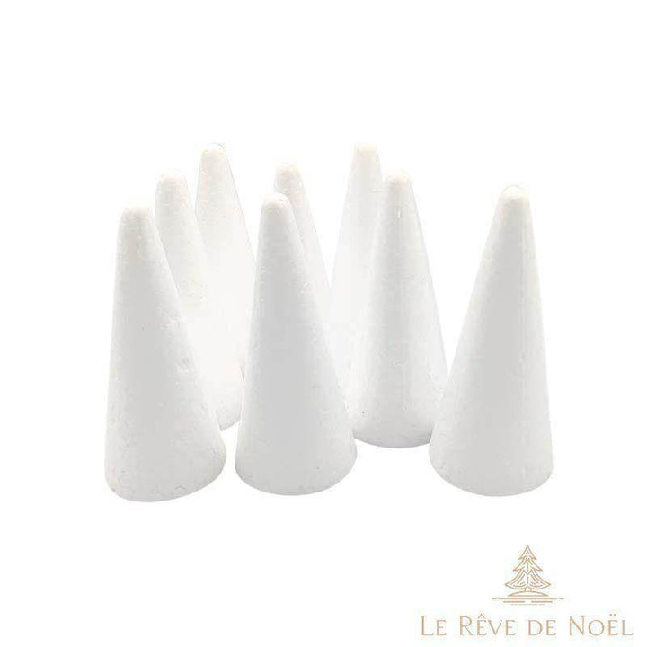 Sept cônes blancs en polystyrène nu, de même taille, debout sur fond blanc
