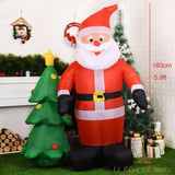 Père Noël gonflable géant de 180 cm posé près d'un sapin gonflable, décor de cheminée intérieur