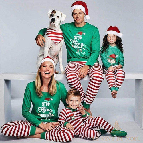 Famille et chien en pyjama assorti vert à pantalon rayé rouge et blanc, texte « Stop Elfing Around »