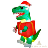 Dinosaure gonflable de Noël en entier sur fond blanc, bonnet rouge et sucre d'orge en main