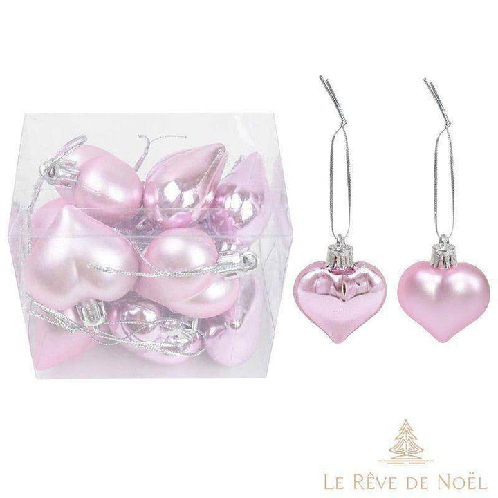 Boules de Noël en forme de cœur rose, finitions brillante et mate, suspendues à un cordon argenté