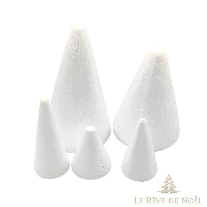 Cônes blancs en polystyrène de tailles différentes, du plus petit au plus grand