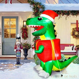 Dinosaure gonflable devant un porche enneigé, à côté d'un soldat casse-noisette en décoration