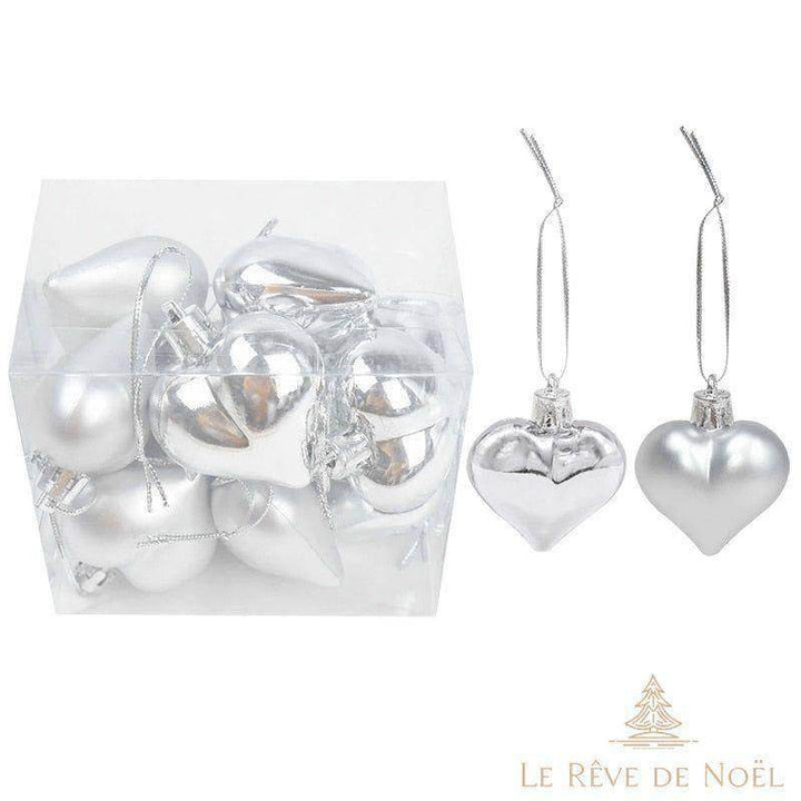 Boules de Noël en forme de cœur argenté, finitions brillante et mate, suspendues à un cordon