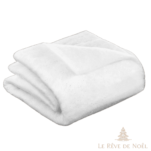 Tapis de neige artificielle blanc plié, texture floconneuse et épaisse, vu en gros plan