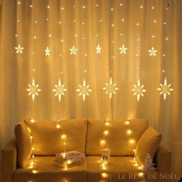 Rideau lumineux à étoiles allumé au-dessus d'un canapé moutarde, ambiance tamisée du soir