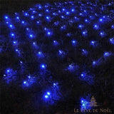 Filet lumineux solaire bleu à 100 LED, 1,1 x 1,1 m, déployé sur une haie et allumé de nuit
