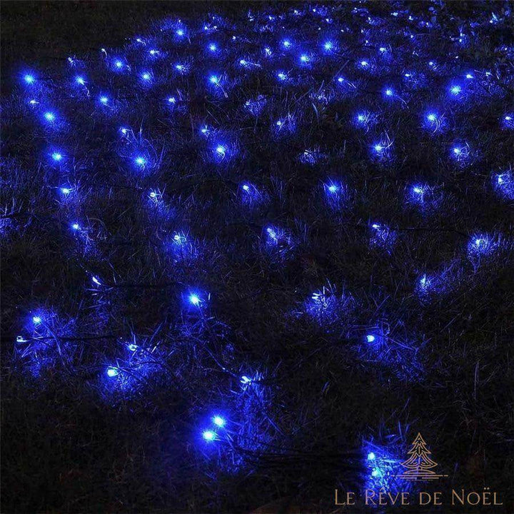 Filet lumineux solaire bleu à 100 LED, 1,1 x 1,1 m, déployé sur une haie et allumé de nuit