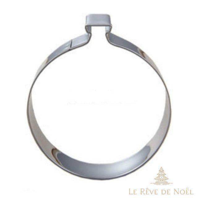 Emporte-pièce métallique en forme de boule de Noël avec anneau de suspension, fond blanc