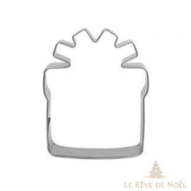 Emporte-pièce métallique en forme de paquet cadeau avec nœud, seul sur fond blanc