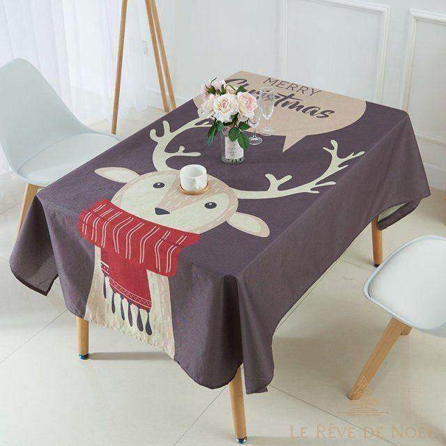 Nappe de Noël rectangulaire marron à grande tête de renne et écharpe rouge, sur une table