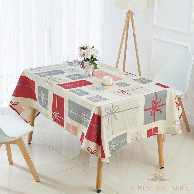 Nappe beige à motif patchwork de cadeaux rouges, gris et roses noués de rubans, table rectangulaire dressée