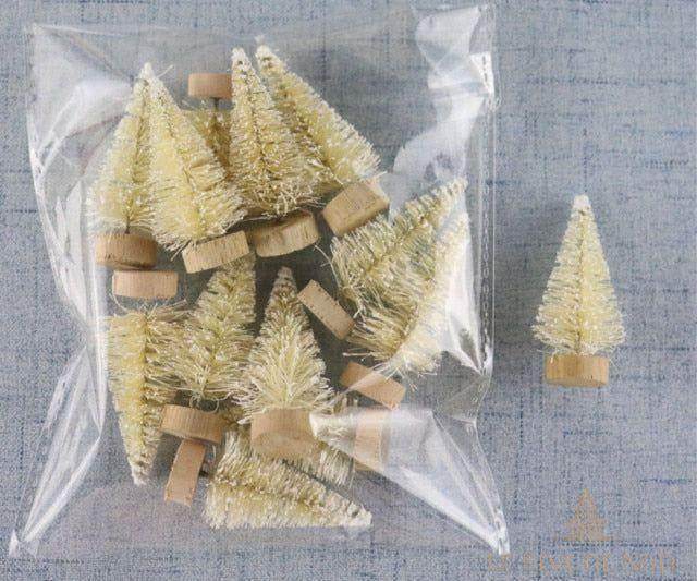 Sachet de mini sapins blancs avec un exemplaire sorti à côté pour montrer sa taille