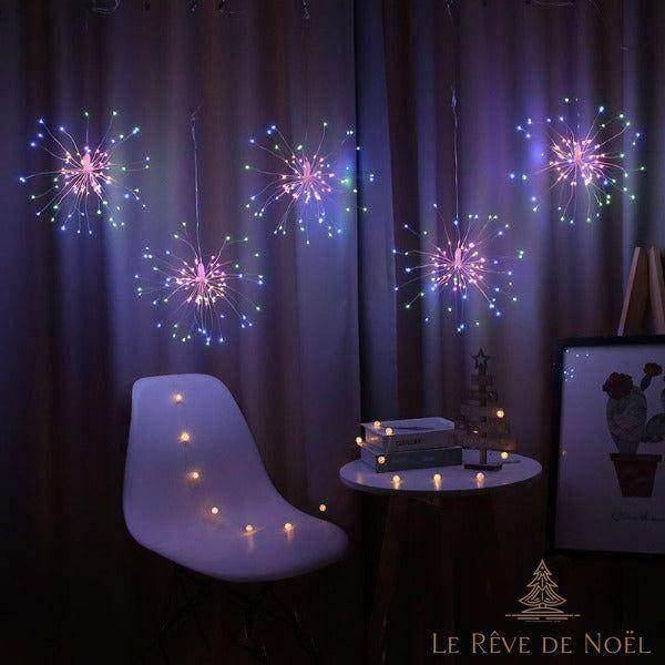 Guirlandes lumineuses en forme de feu d'artifice suspendues devant des rideaux, salon sombre