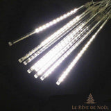 Tubes lumineux chute de météore blancs, faisceau de LED groupées sur fond noir
