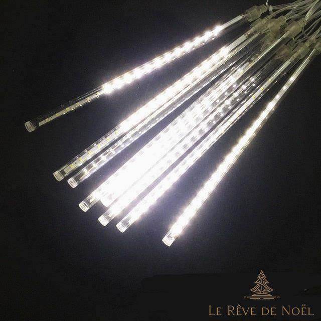 Tubes lumineux chute de météore blancs, faisceau de LED groupées sur fond noir
