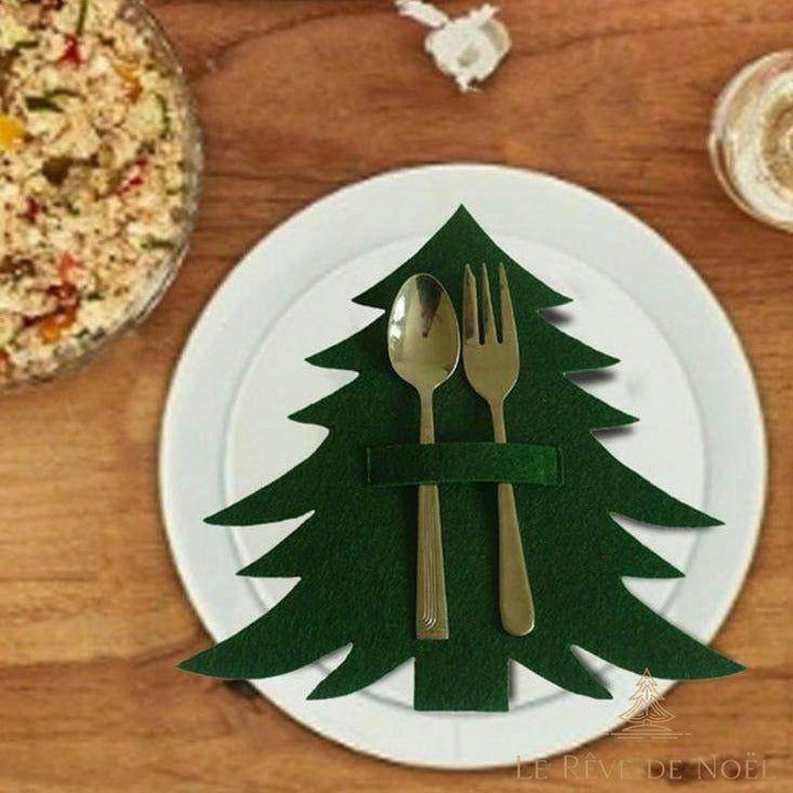 Porte-couvert en feutrine verte en forme de sapin sur une assiette, avec fourchette et cuillère dorées