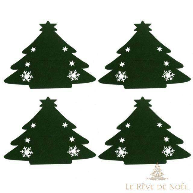 Quatre décorations de Noël en feutrine verte en forme de sapin, avec étoiles et flocons blancs imprimés