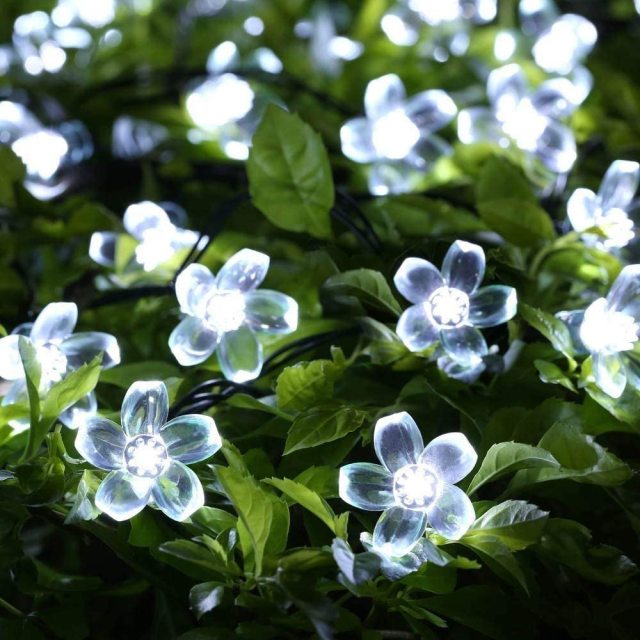 Guirlande lumineuses - motif fleurs blanches
