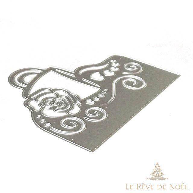 Pochoir de découpe en métal orné d'une rose fleurie, de petits cœurs et de volutes