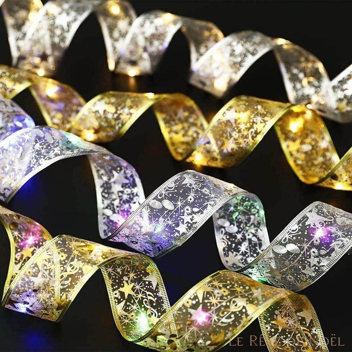 Plusieurs rubans à motifs d'étoiles blancs, dorés et argentés enroulés, LED multicolores allumées